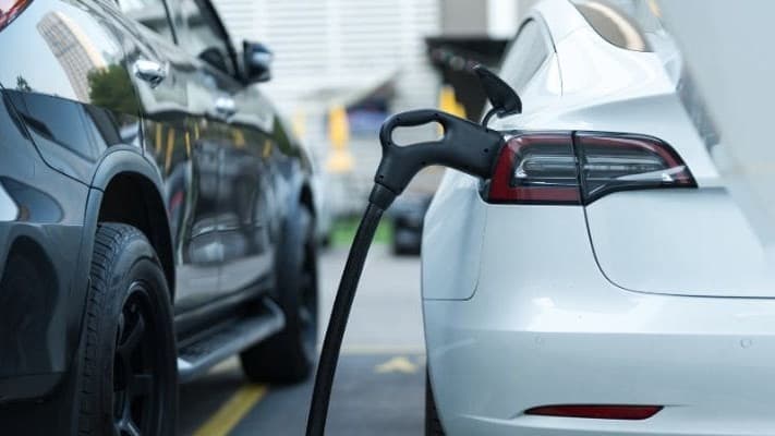 کاهش فروش تسلا در اروپا و تحلیل جامع از آینده سهام TSLA