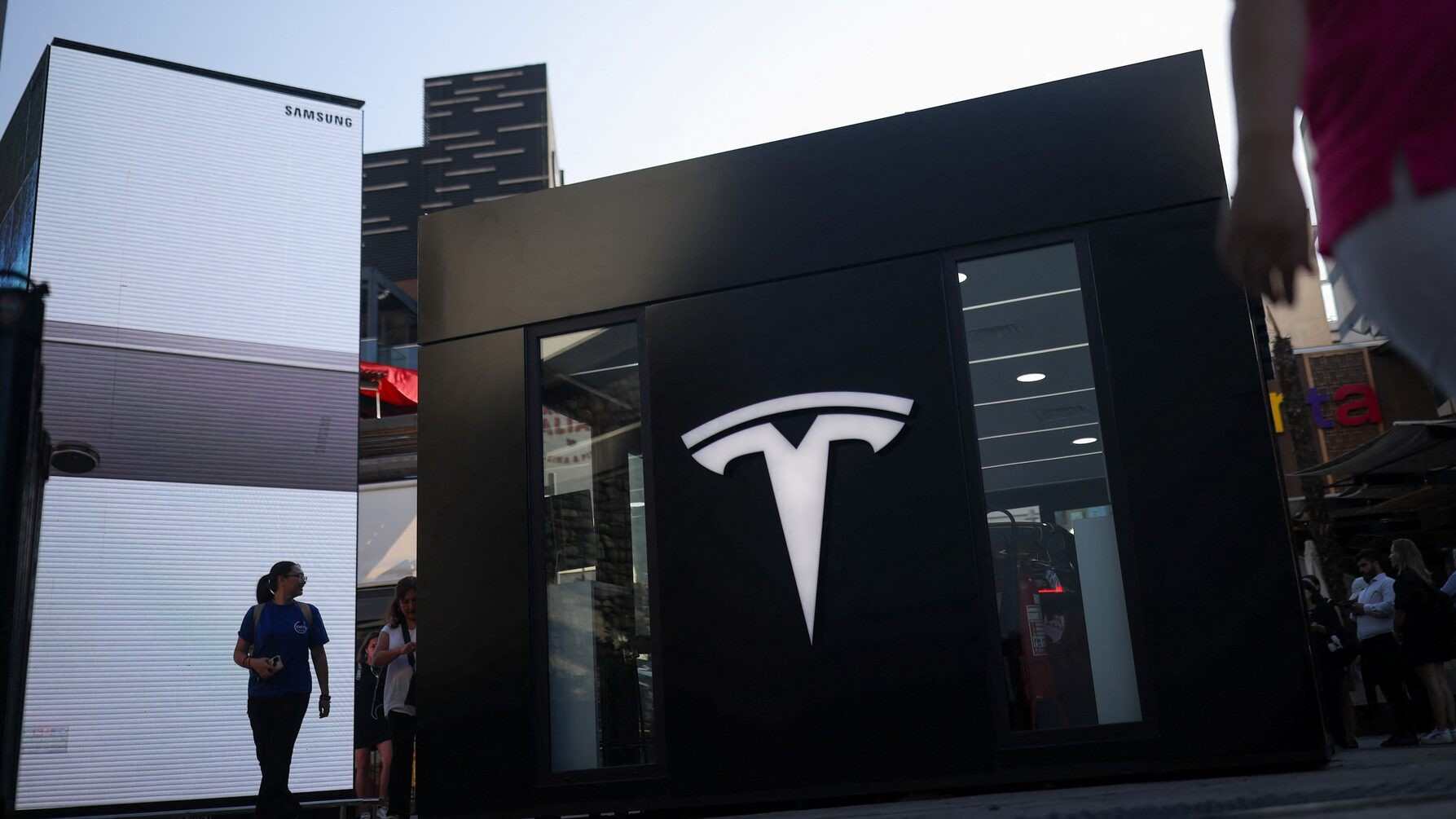 تحلیل تسلا: تأثیر گزارش مالی و پروژه روباتاکسی بر آینده TSLA